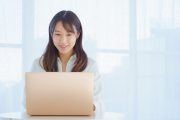 パソコンを操作するイビジネスパーソン