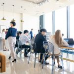様々な国籍の人が働くオフィスのイメージ