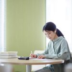 自宅で面接の準備をする学生