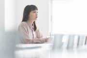 やりたいことを考えている学生のイメージ