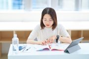 自己分析をする学生のイメージ