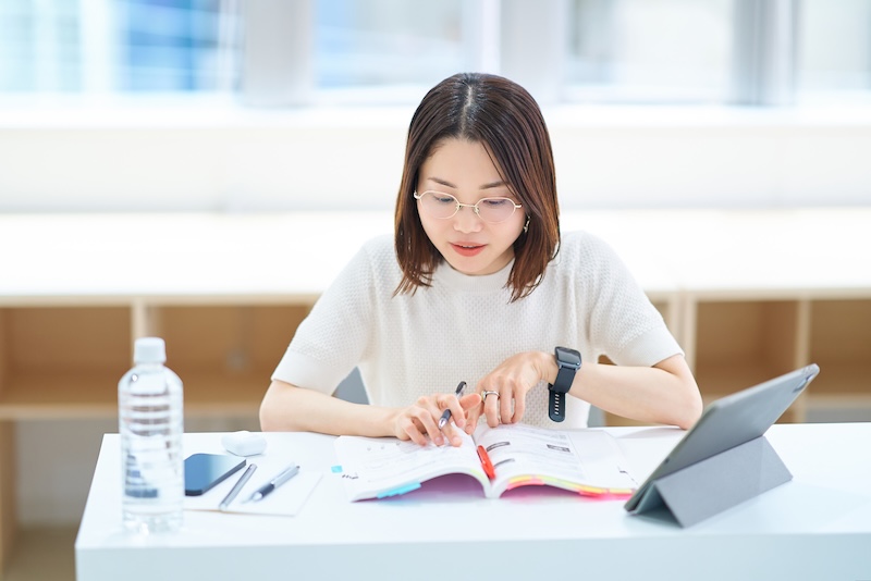 自己分析をする学生のイメージ