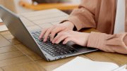 自己分析ノートを作成している学生の手元