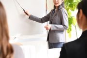 ホワイトボードを使って説明するビジネスパーソンのイメージ