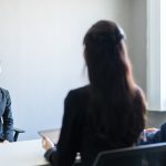 面接で受け答えをする学生