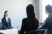 面接で受け答えをする学生