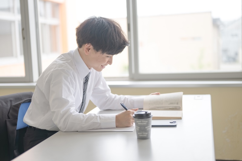 他己分析について調べている学生ーのイメージ