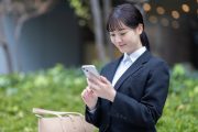 スマートフォンでメールの返信をしている様子
