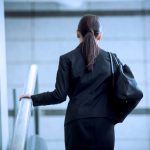 エスカレーターに乗る人の後ろ姿