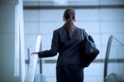 エスカレーターに乗る人の後ろ姿
