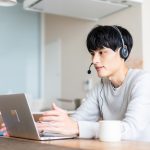テレワークで仕事をする社会人のイメージ