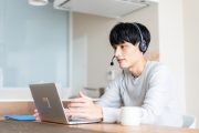 テレワークで仕事をする社会人のイメージ