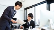 インターンシップに参加している学生に仕事を伝えるビジネスパーソン