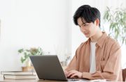 部屋でパソコンに向かう男性