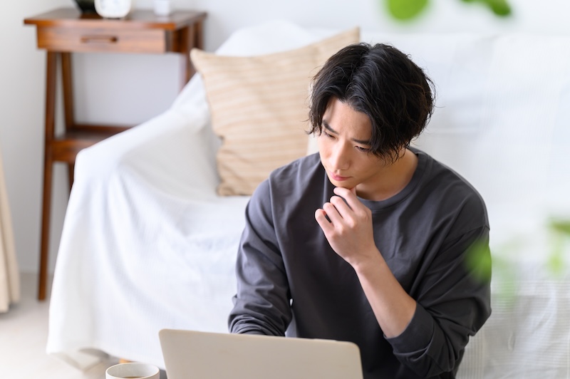 就活準備についてパソコンで情報収集をしている学生
