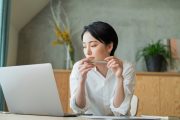 インターンシップの感想文を考えている学生のイメージ