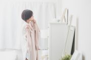 鏡の前で洋服を選ぶ学生