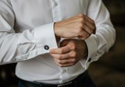 ワイシャツの袖を整える手元