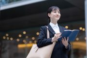 スケジュール帳を確認する学生