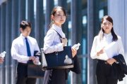 夏場にオフィス街を歩いている人たちの様子