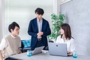 楽しく仕事をする3人のビジネスパーソン