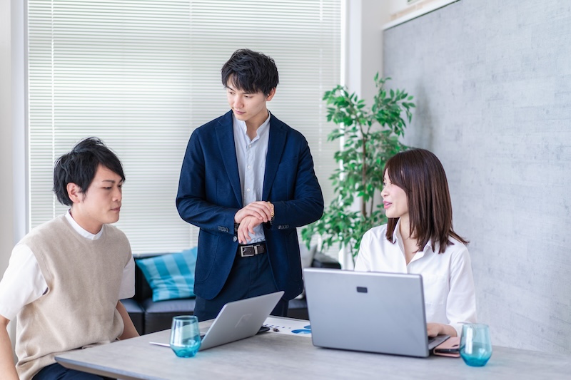 楽しく仕事をする3人のビジネスパーソン