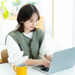 パソコンを見ながら学習をする学生