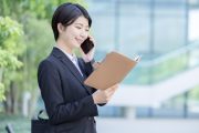 企業に電話をする学生のイメージ