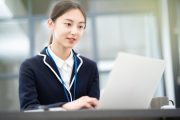 ノートパソコンの前でガクチカを考えている学生のイメージ
