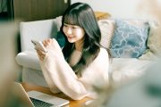 スマートフォンで検索する女性