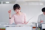 試験を受けている学生