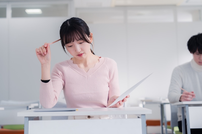 試験を受けている学生