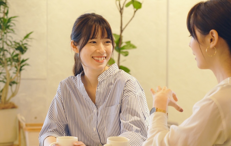 長所について話しあう学生たちのイメージ