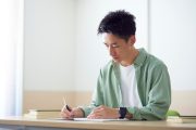教室で勉強をする学生