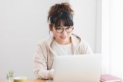 インターンシップの志望動機を考えている学生のイメージ