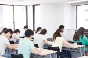 試験を受ける学生たち