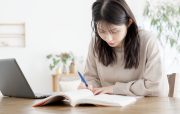 自宅で勉強をする学生
