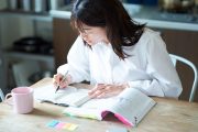 勉強する学生