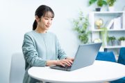 SPI受検のために準備をしている学生のイメージ