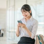 携帯電話の画面を見ている学生