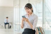 携帯電話の画面を見ている学生