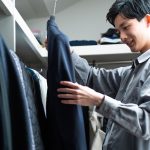 クローゼットでスーツを選ぶ学生
