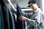 クローゼットでスーツを選ぶ学生