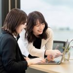 インターンシップ中、業務について話をする学生と社会人のイメージ