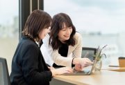 インターンシップ中、業務について話をする学生と社会人のイメージ