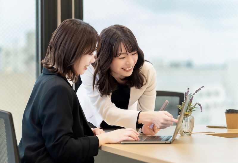 インターンシップ中、業務について話をする学生と社会人のイメージ