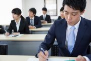 説明会に参加して話を聞く人たち
