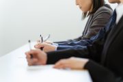 筆記試験を受ける人たち