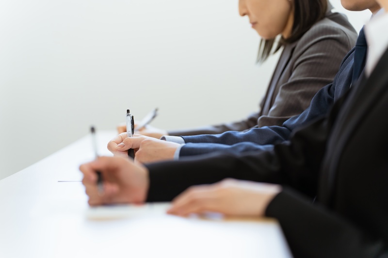 筆記試験を受ける人たち
