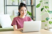 パソコンでSPI受検の準備をする学生のイメージ